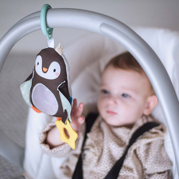 Taf Toys κρεμαστό παιχνίδι δραστηριοτήτων Prince the Penguin